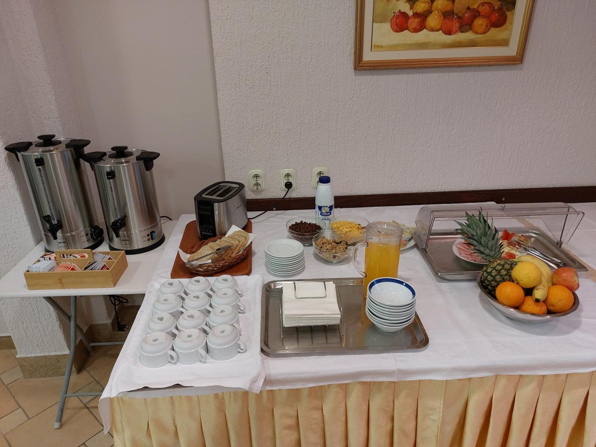 Bed And Breakfast Ivona Baška Voda Esterno foto